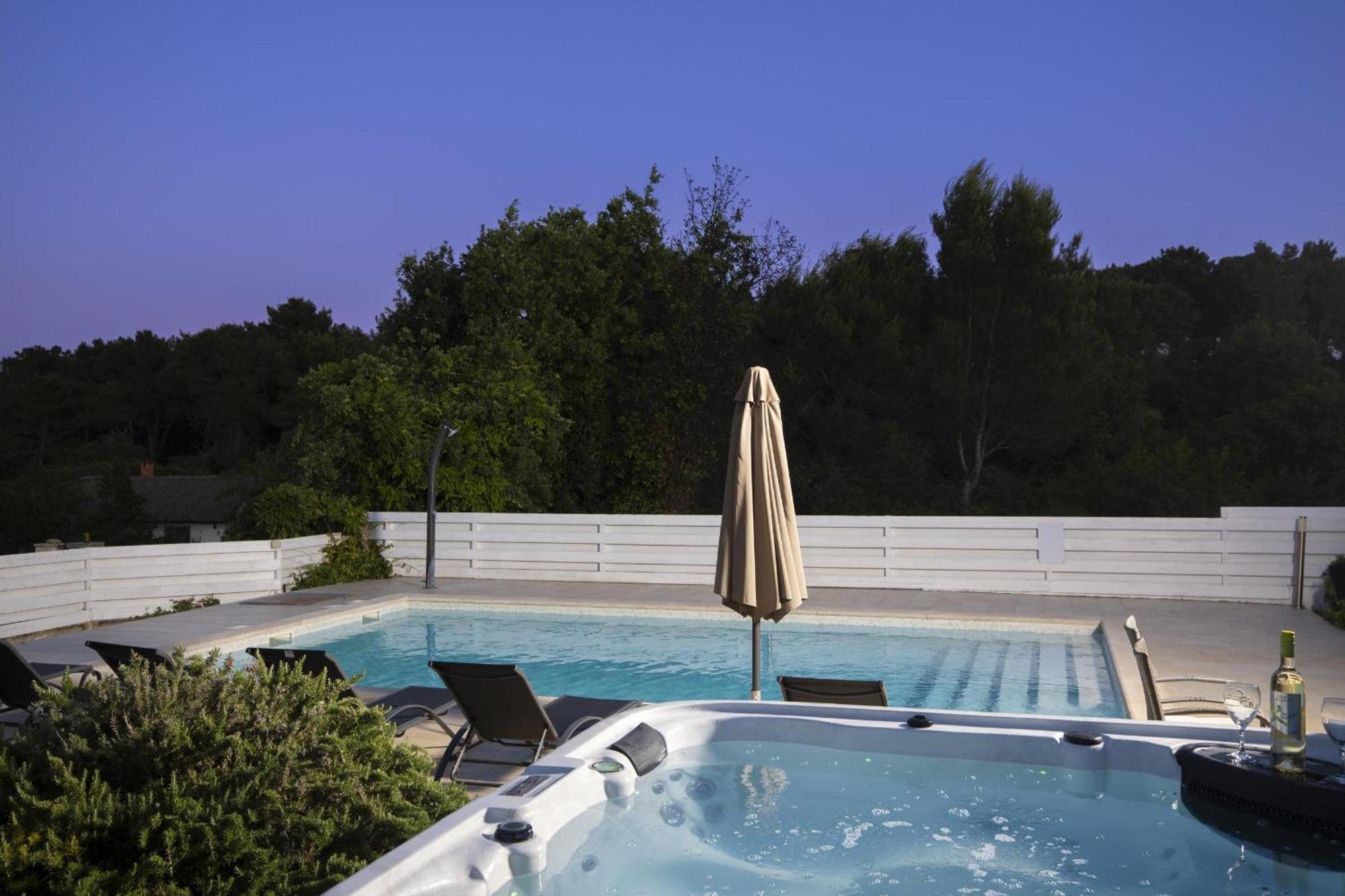 Villa Bella - Beautiful And Modern House With Pool, Souna, Jacuzzi & Playground, Liznjan - Istra Eksteriør bilde